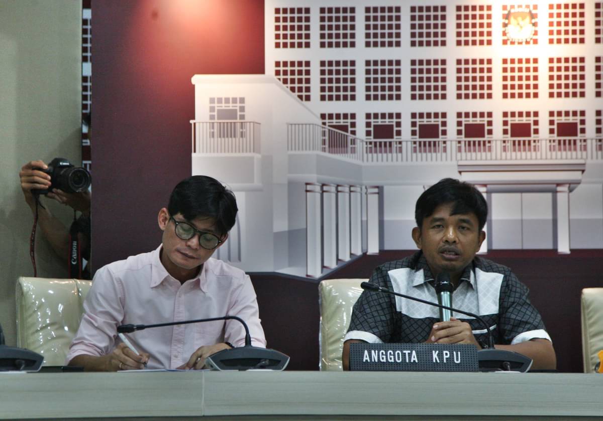Anggota KPU August Mellaz (kiri) dan Idham Holik memberikan keterangan pers terkait putusan Bawaslu atas pengaduan Partai Prima.