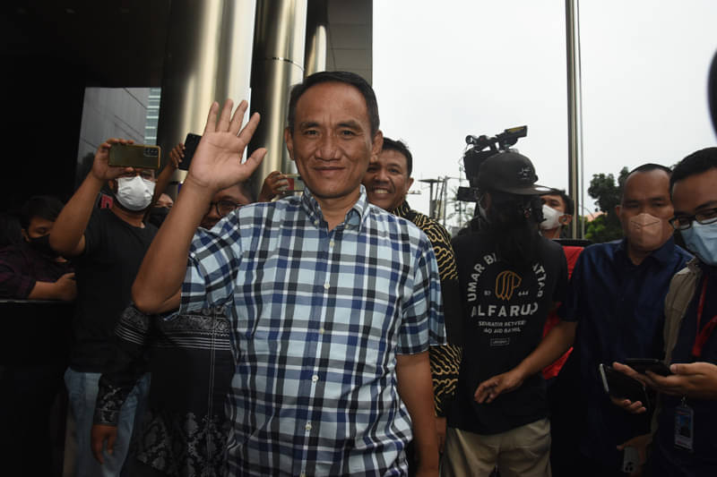 Ketua Bappilu Partai Demokrat Andi Arief menyarankan Anas Urbaningrum meminta maaf ke SBY dan Partai Demokrat secara terbuka.