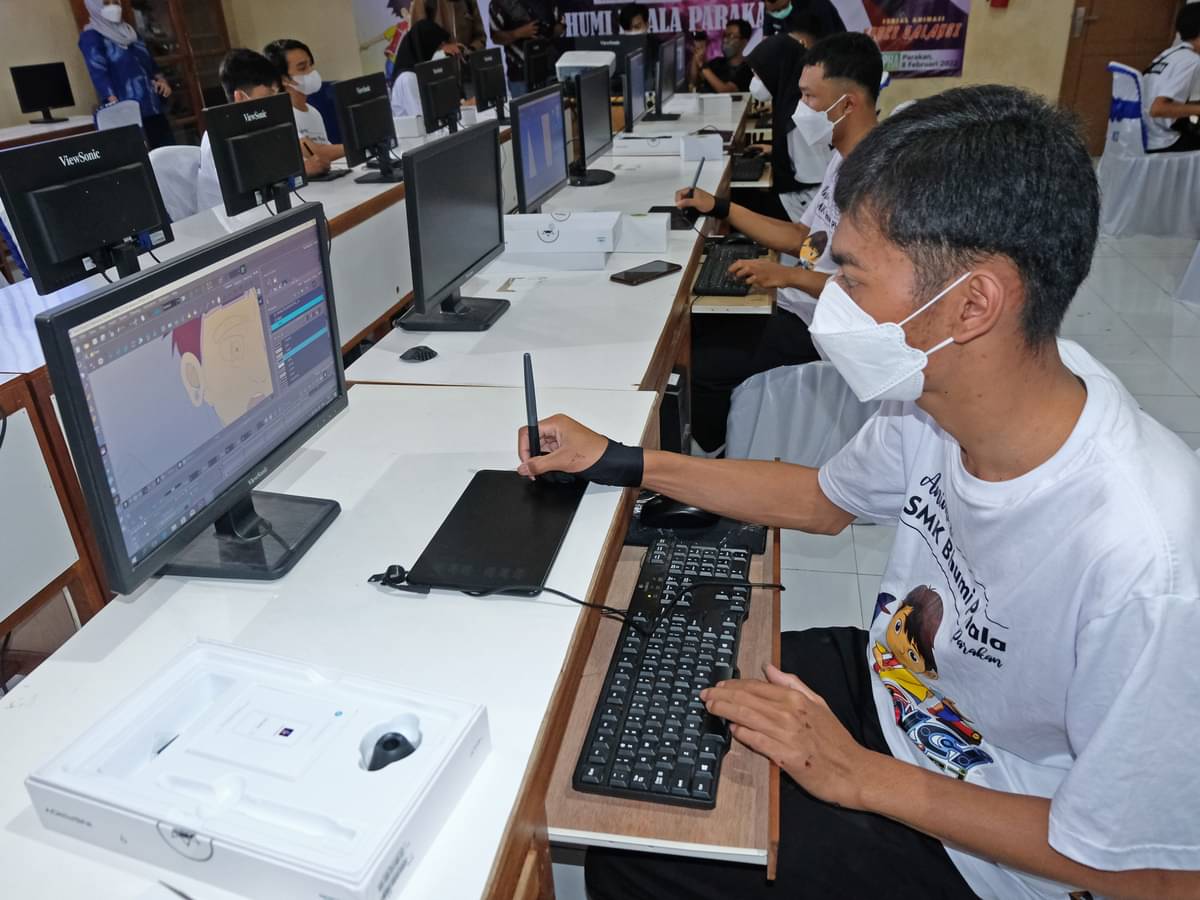 Sejumlah siswa jurusan multimedia menyelesaikan pembuatan film animasi di studio komputer SMK Bhumi Phala, Parakan, Jateng.