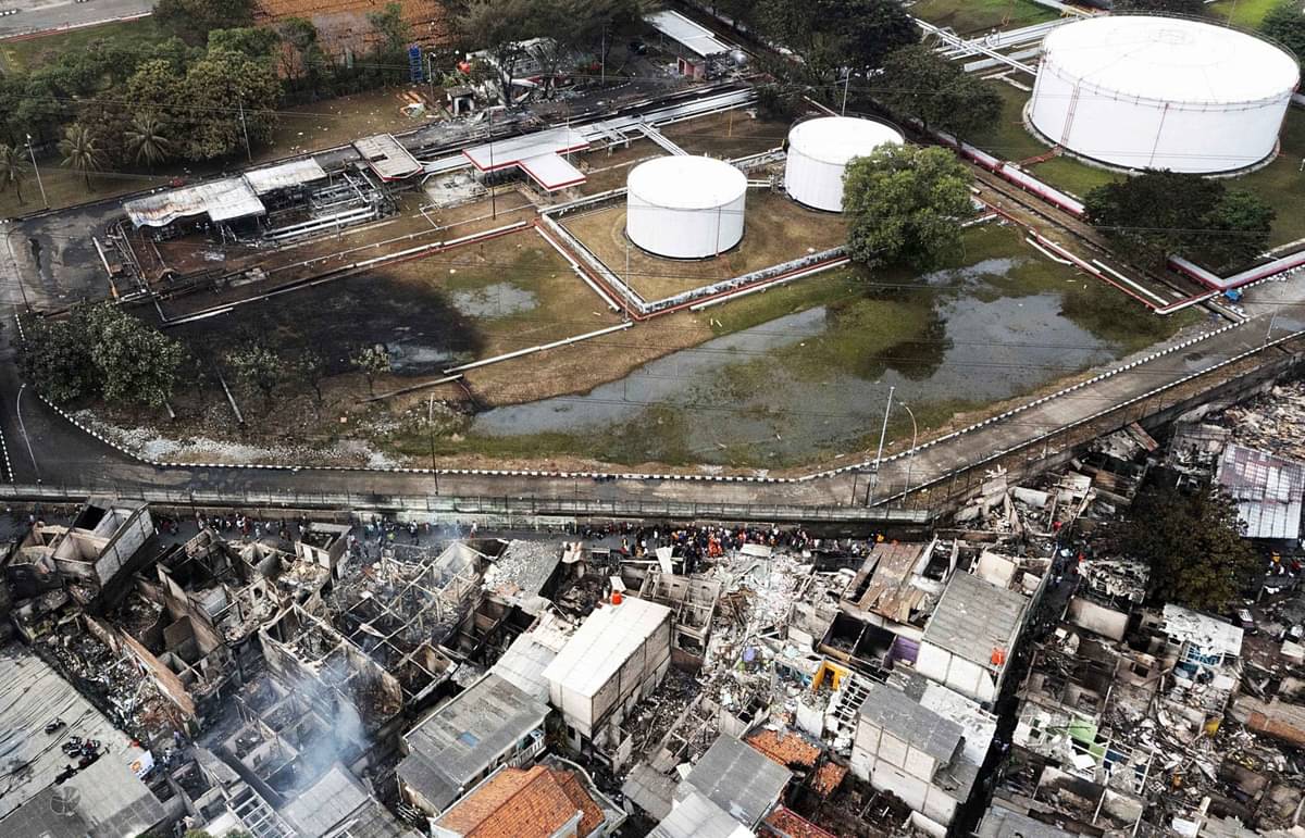 Foto udara permukiman penduduk hangus terbakar dampak kebakaran Depo Pertamina Plumpang, Jakarta, Sabtu (4/3)