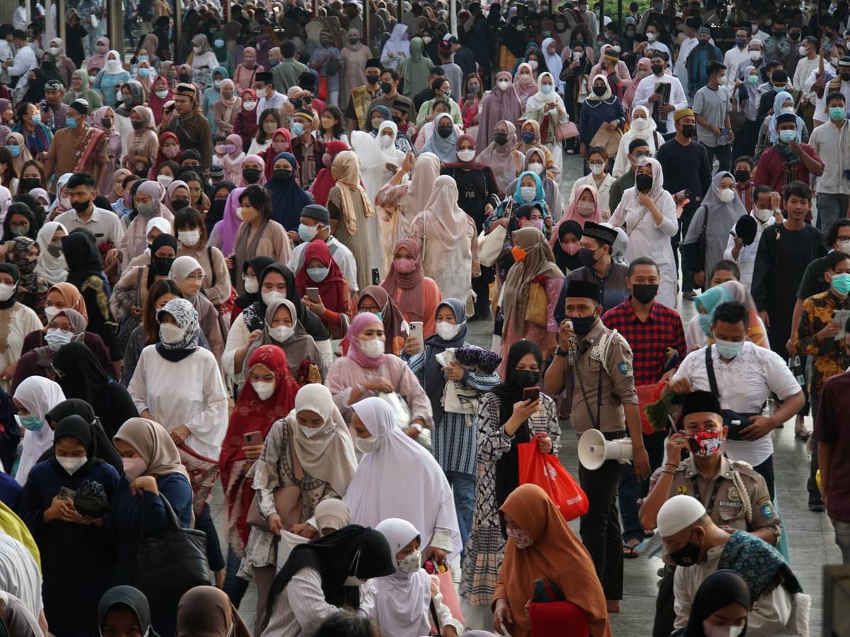 Ribuan umat muslim melaksanakan salat Idul Fitri 1443 Hijriah di Masjid Istiqlal, Jakarta Pusat, Senin (2/5/2022).