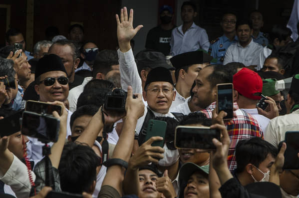 Mantan Ketua Umum Partai Demokrat Anas Urbaningrum (tengah) menyapa pendukungnya saat keluar dari Lapas Kelas I Sukamiskin.