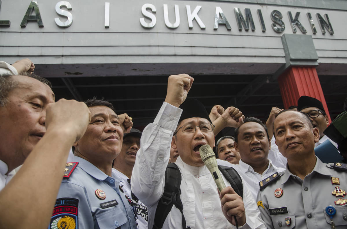  Mantan Ketua Umum Partai Demokrat Anas Urbaningrum (tengah) menyampaikan pidato usai keluar dari Lapas Kelas I Sukamiskin