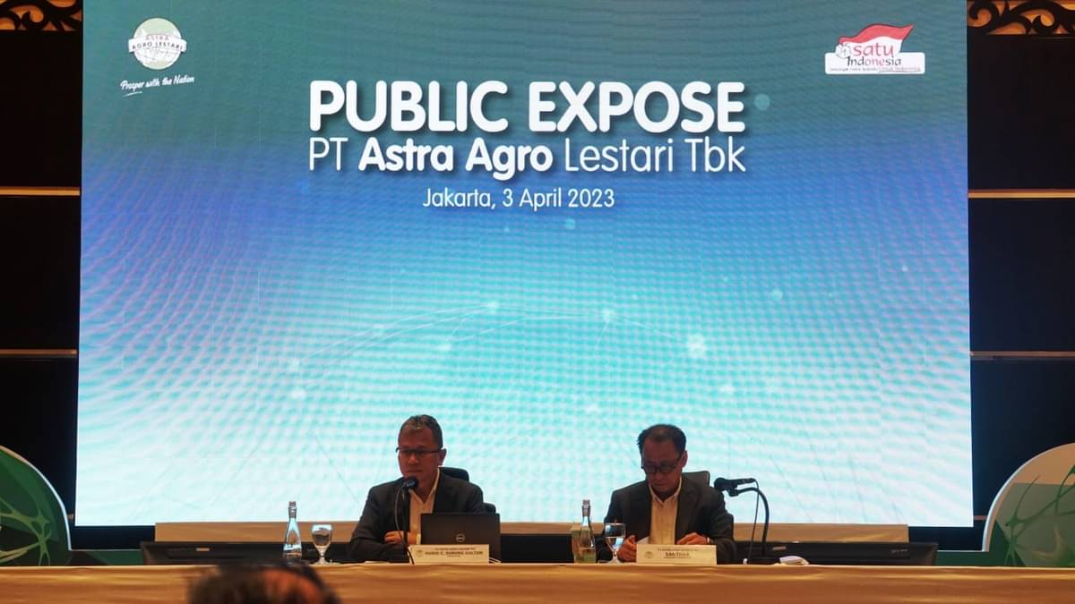 Presiden Direktur AALI, Santosa, menyampaikan Public Expose yang dilaksanakan secara online, Senin (3/4).