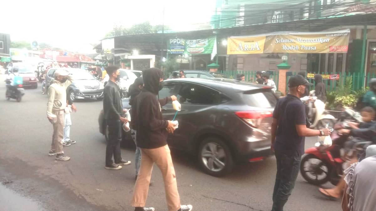 Kolektif Bawah Tanah Tangerang Selatan, membagikan takjil gratis menjelang waktu berbuka puasa, kepada pengendara mobil dan motor. 