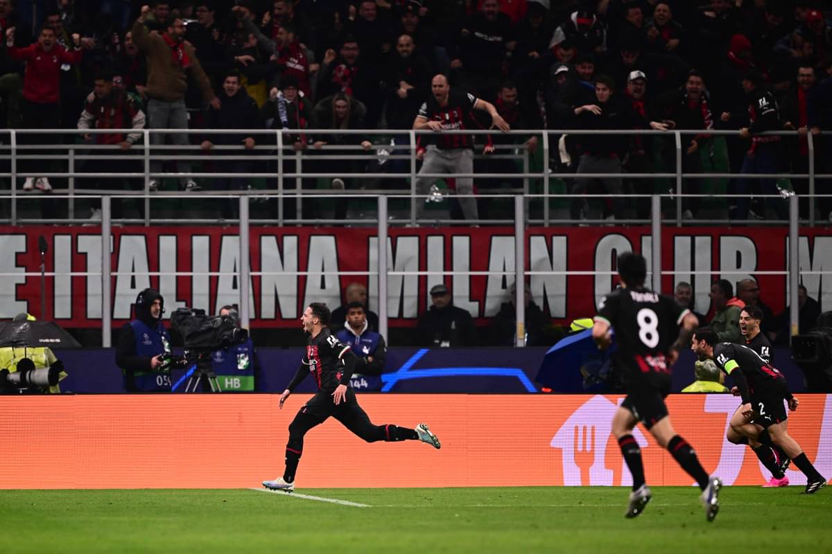 Gelandang AC Milan Ismael Bennacer (kiri) melakukan selebrasi usai mencetak gol ke gawang Napoli di laga Liga Champions.