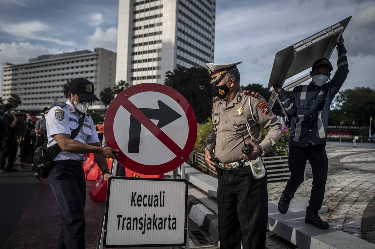 Petugas Dishub DKI Jakarta bersama Polisi Lalu Lintas memasang rambu-rambu lalu lintas.