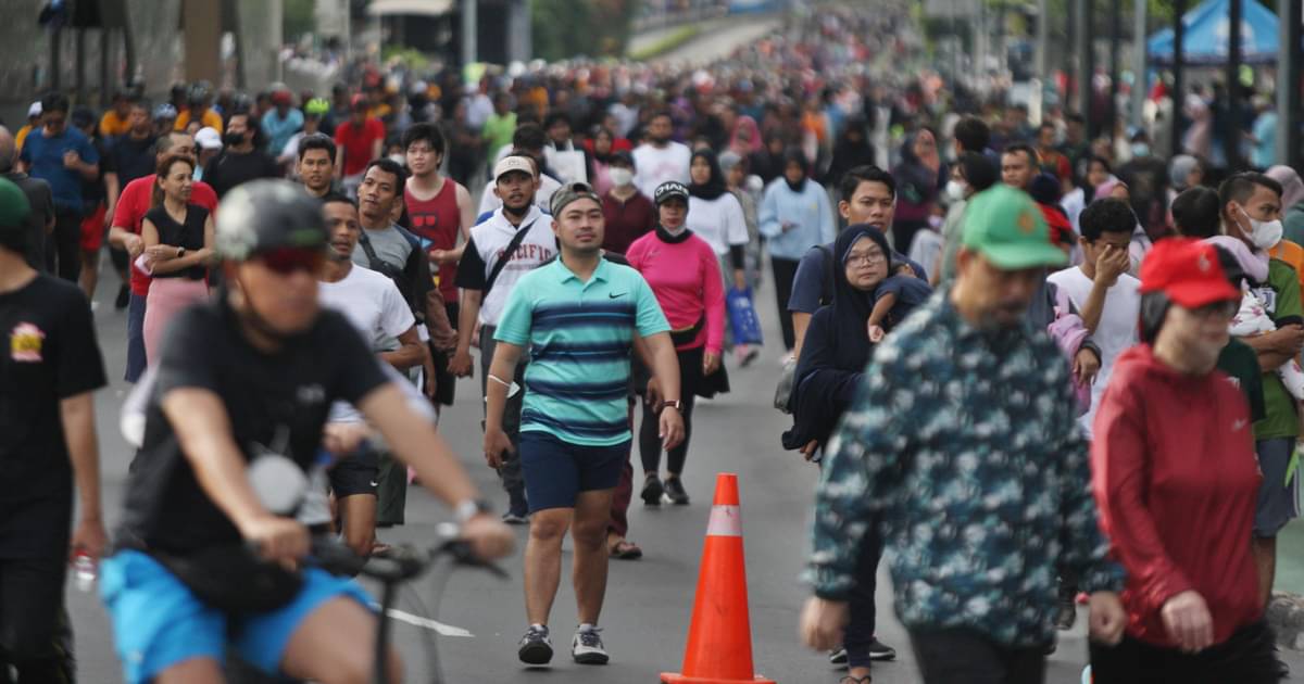 Warga beraktivitas di arena car free day (CFD) di kawasan Bundaran HI