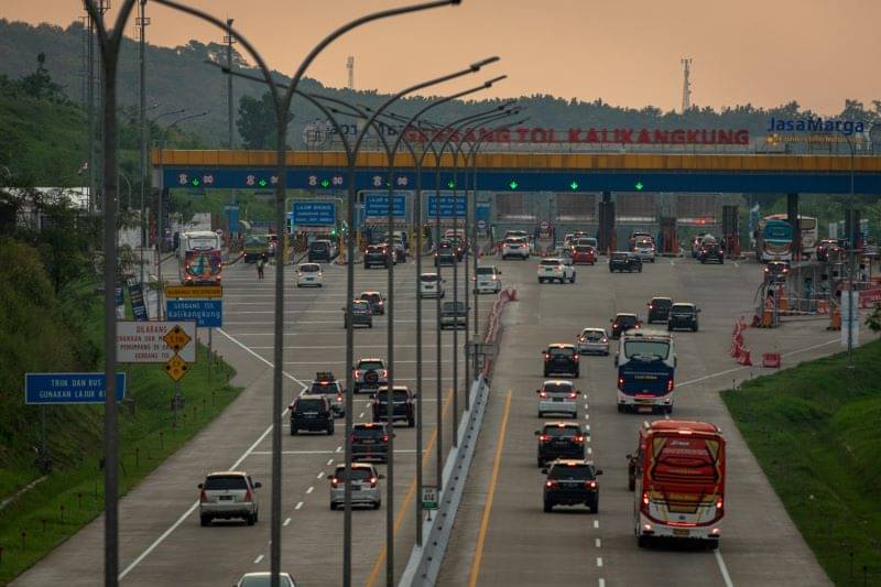 Para pemudik hendak melewati Gerbang Tol Kalikangkung.