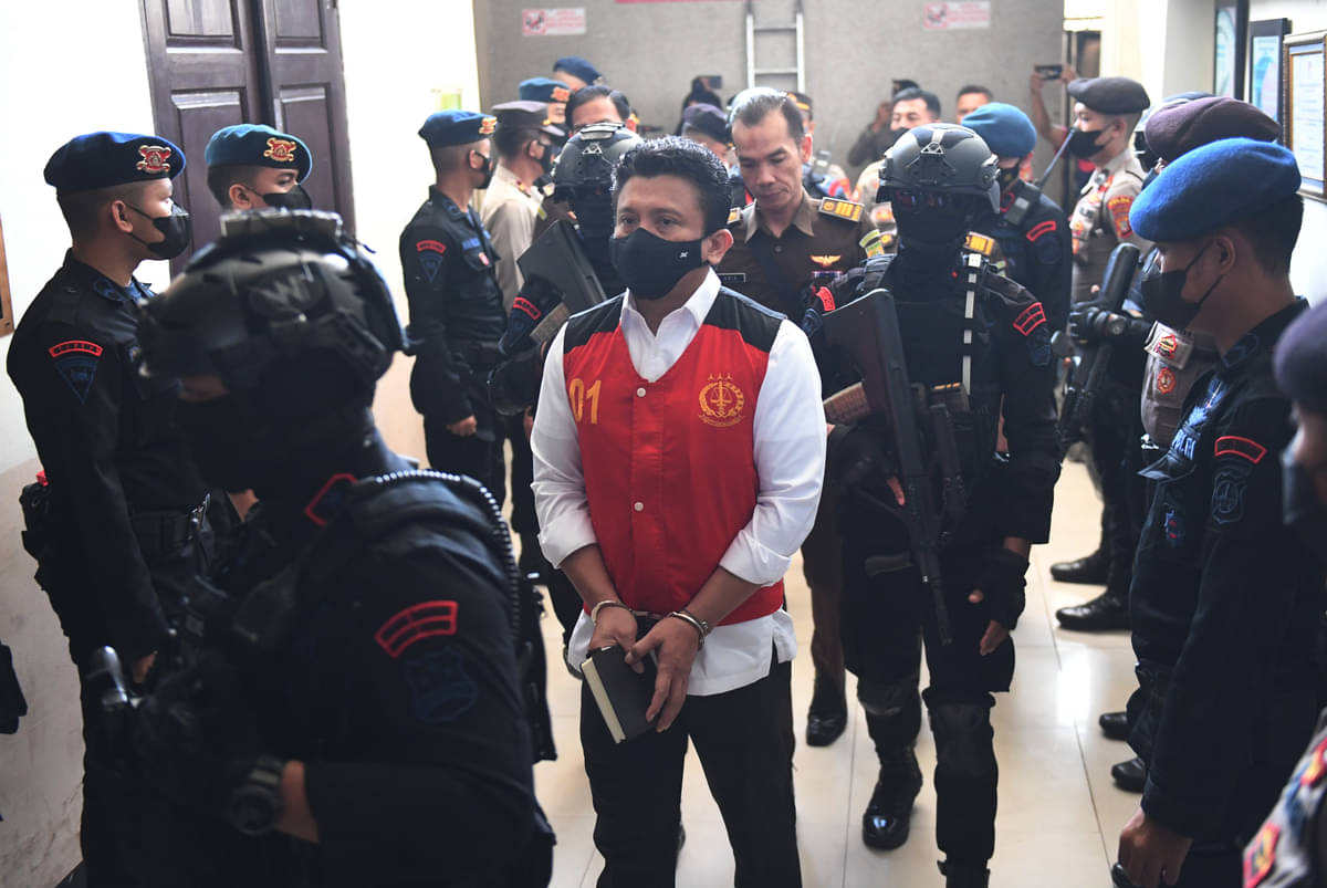 Terdakwa kasus pembunuhan Brigadir Yosua Hutabarat, Ferdy Sambo (tengah).