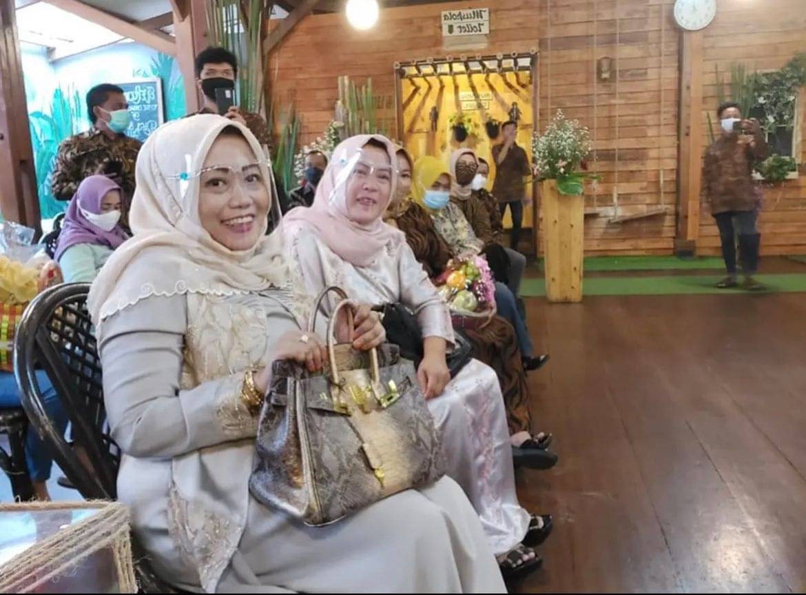 Istri Pejabat Dishub DKI Jakarta memamerkan tas Hermes di salah satu acara