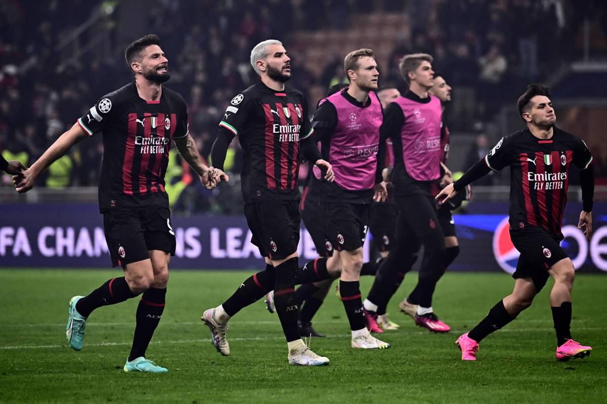 Para pemain AC Milan melakukan selebrasi setelah mengalahkan Napoli pada leg pertama perempat final Liga Champions Eropa.