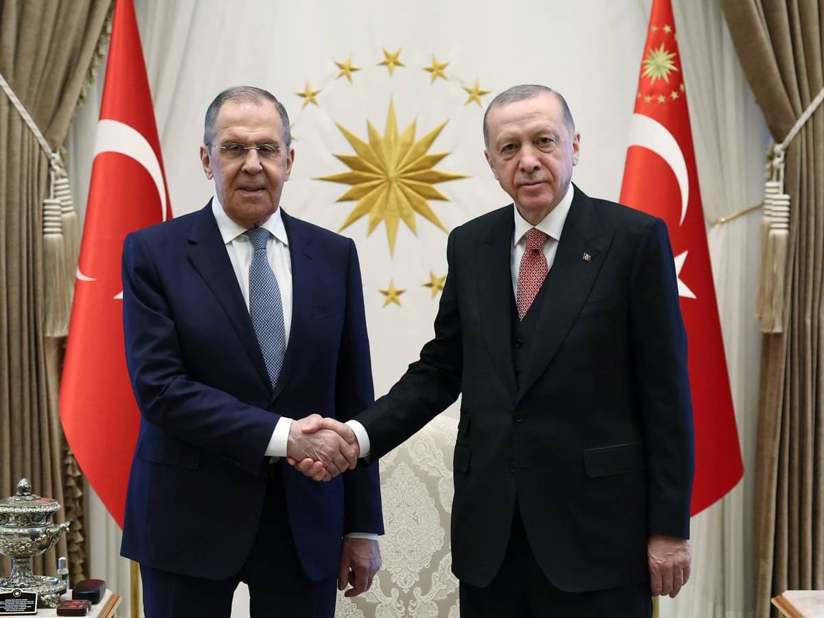 Presiden Turki Recep Tayyip Erdogan (kanan) berjabat tangan dengan Menteri Luar Negeri Rusia Sergey Lavrov di Kompleks Kepresidenan, Ankara.