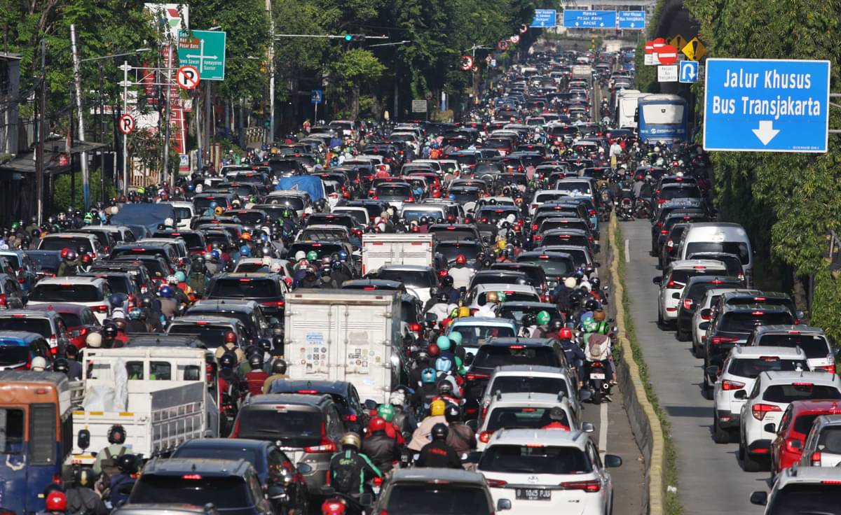 Kendaraan terjebak kemacetan di sepanjang Jalan Letjen Suprapto hingga under pass Senen Jakarta Pusat, Senin (27/03/2023).