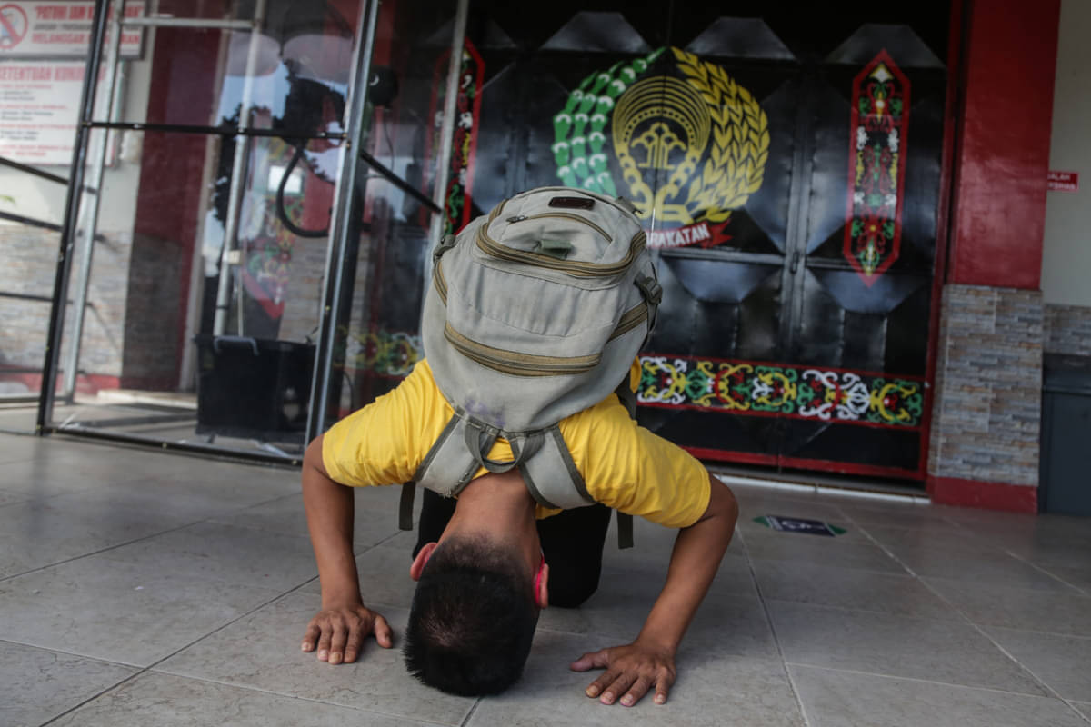 Warga binaan melakukan sujud syukur usai menerima surat remisi.