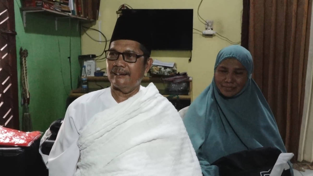 Fendi Aripin alias Arif Koran beserta istrinya, Fauziah, berangkat haji dari hasil menabung 25 tahun.