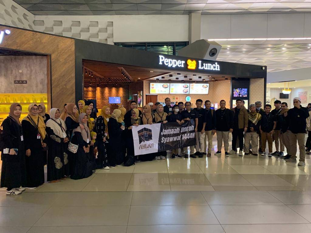  Ahlam Travel memberangkatkan sebanyak 45 jemaah untuk menunaikan ibadah umrah ke Tanah Suci Madinah, dan Mekkah, Arab Saudi.