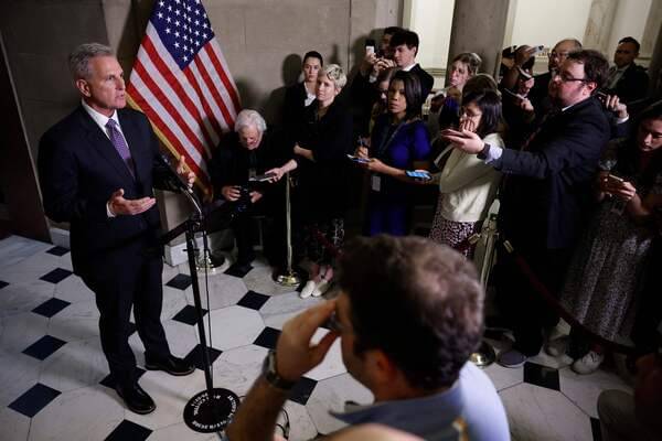 Ketua DPR AS, Kevin McCarthy dalam jumpa pers setelah bertemu dengan Joe Biden.