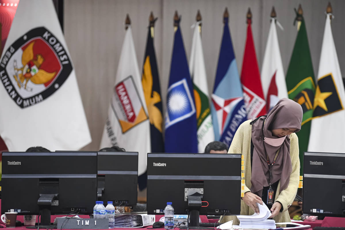 Petugas Komisi Pemilihan Umum (KPU) memverifikasi berkas bakal calon legislatif (bacaleg) Pemilu 2024 di Kantor KPU