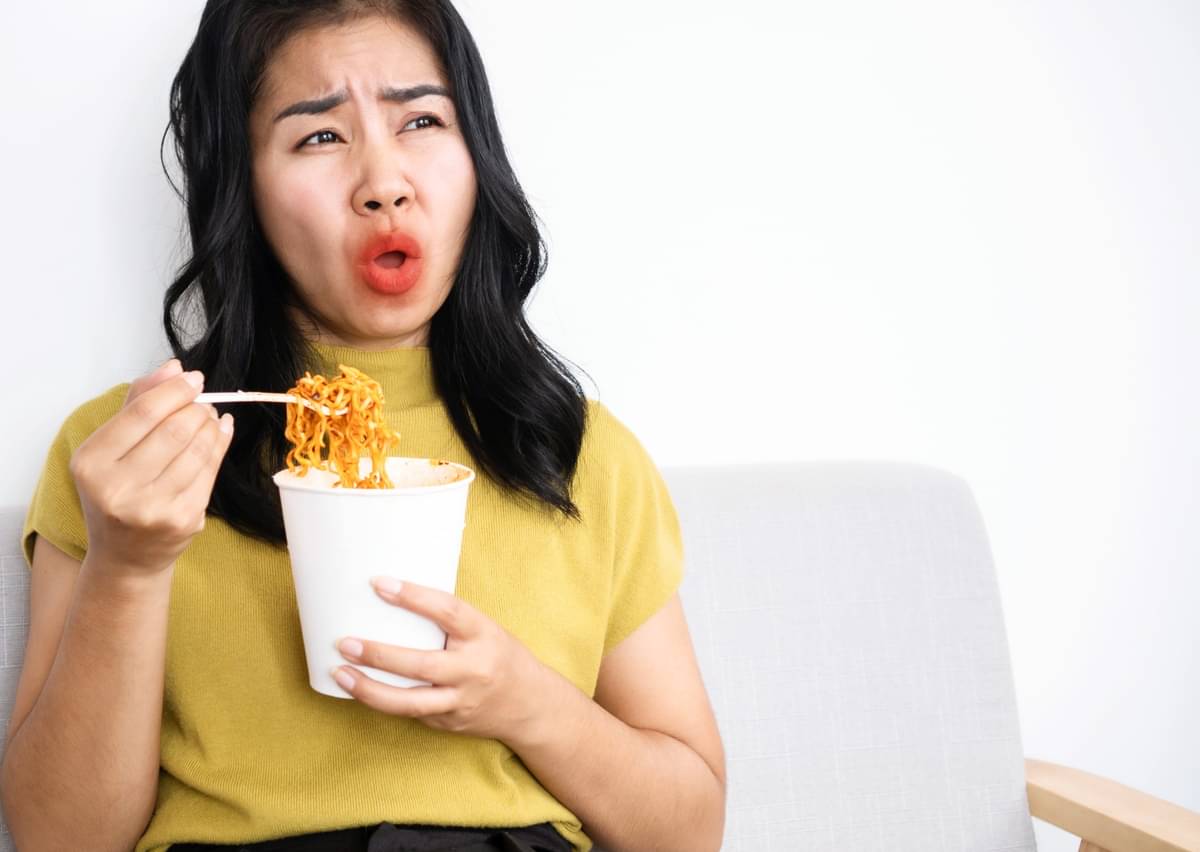 Mengonsumsi makanan pedas dapat meningkatkan metabolisme, tapi jumlahnya tetap harus diwaspadai. 