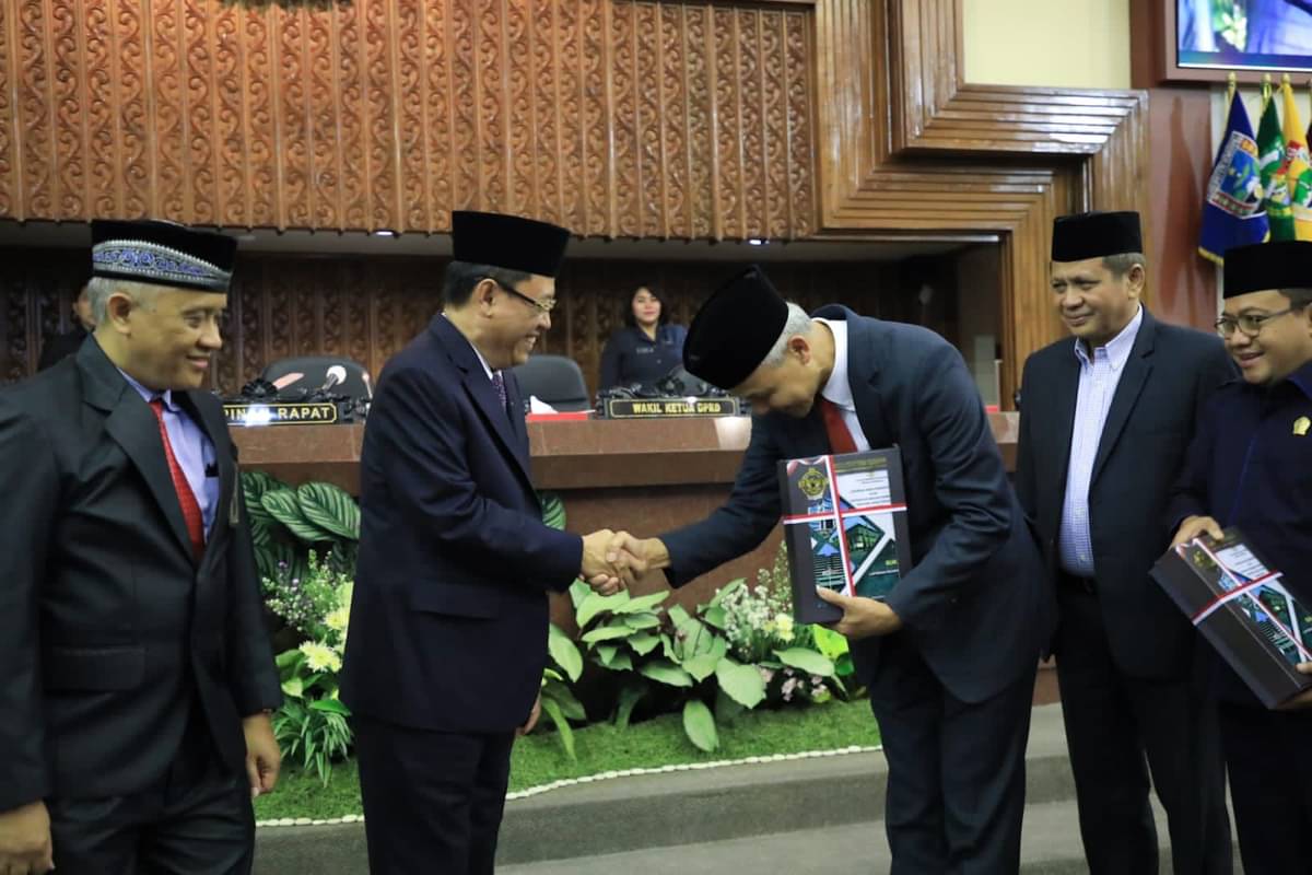 Penyerahan hasil pemeriksaan BPK diterima Gubernur Jateng Ganjar Pranowo dan Wakil Ketua DPRD Jawa Tengah Sukirman. 