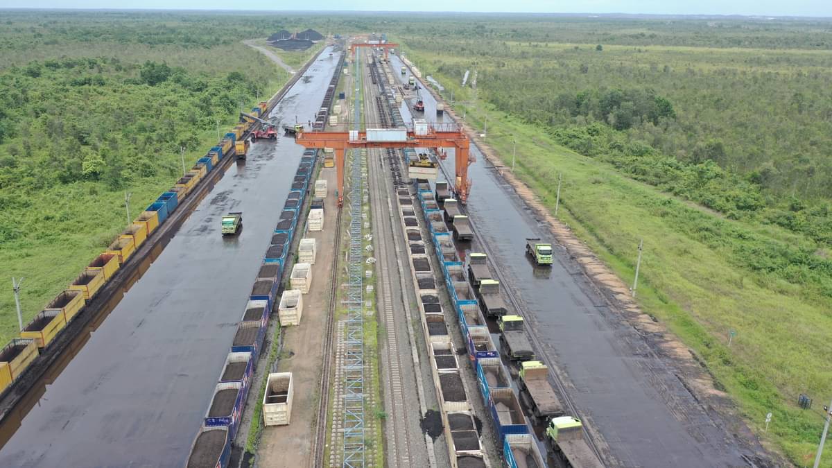 Proses bongkar kereta batubara di Container Yard milik PT RMK Energy Tbk yang menggunakan gantry crane.