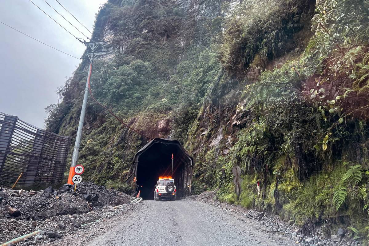 Jalan ke tambang Grassberg milik perusahaan tambang Tembaga dan Emas Freeport-McMoRan di Mimika