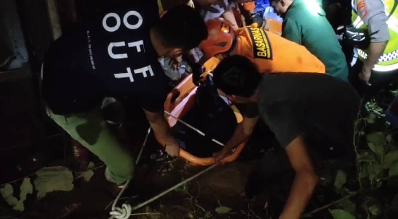 Evakuasi korban bus masuk jurang di Jalur Trans Sulawesi