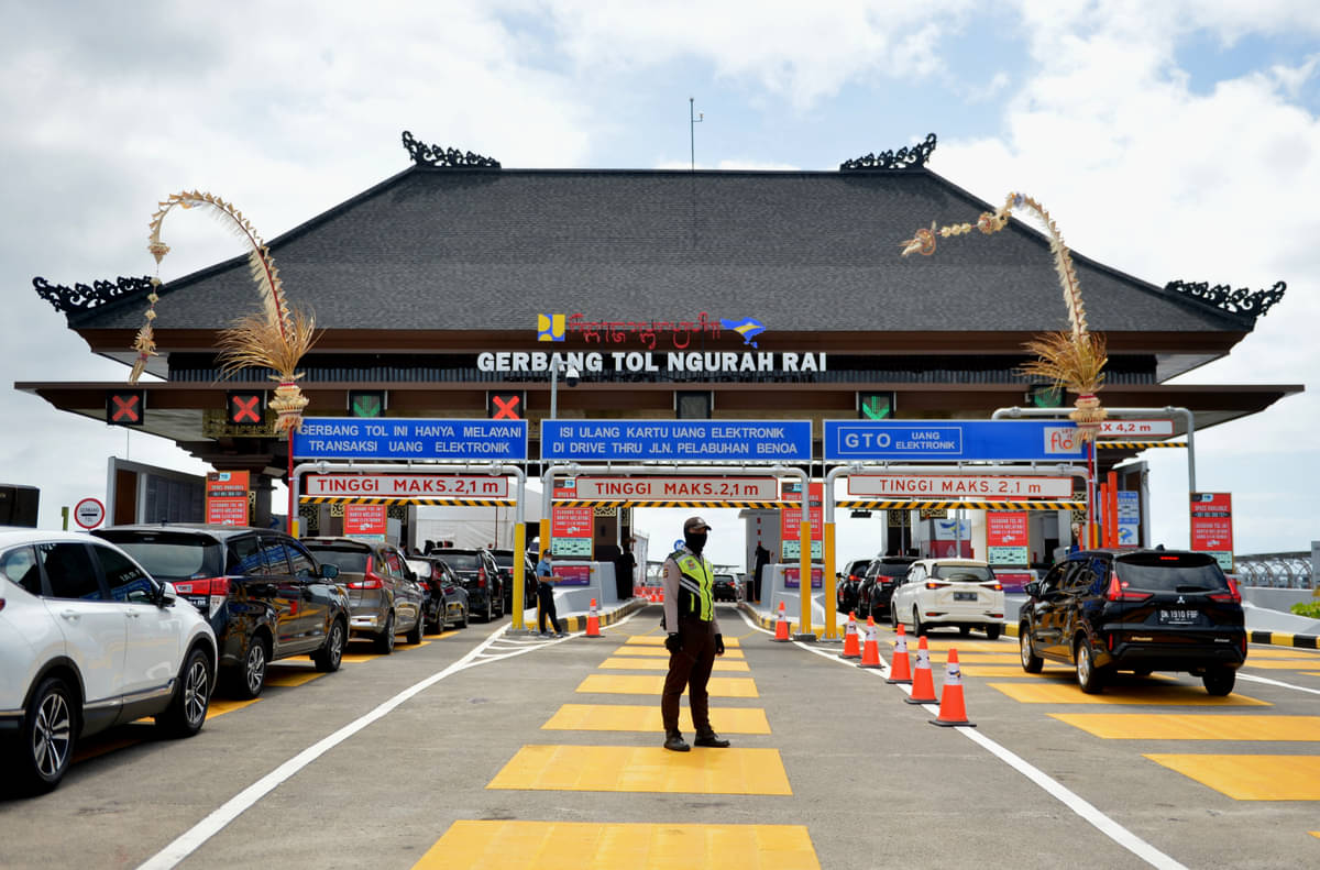 Gerbang Tol Ngurah Rai di Jalan Tol Bali Mandara. Jalan tol ini menghubungkan Benoa, Ngurah Rai Tuban, dan Nusa Dua.