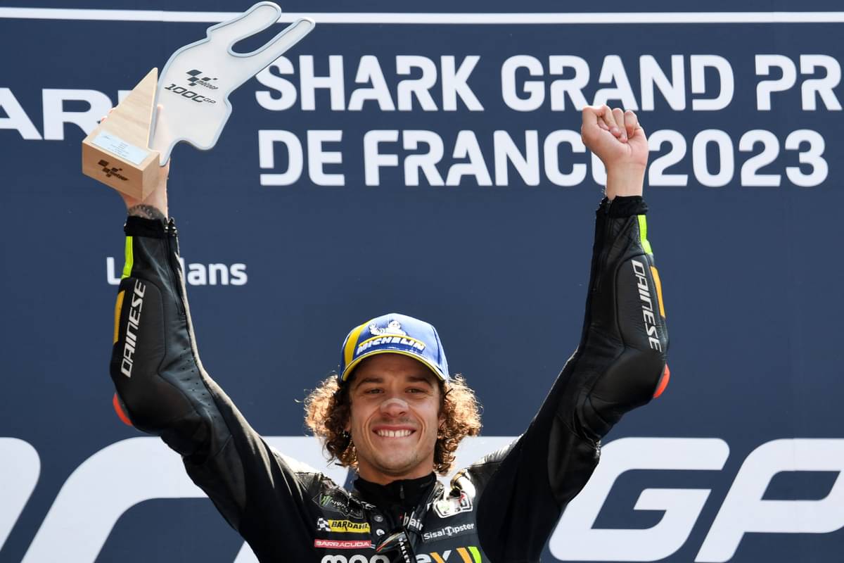 Pembalap tim Mooney VR46, Marco Bezzecchi, melakukan selebrasi di podium usai menjadi juara GP Prancis.