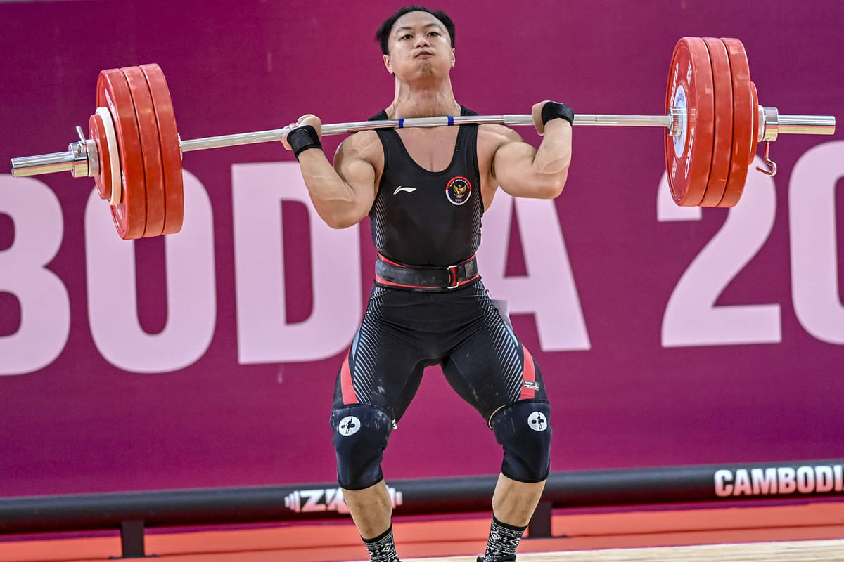 Aksi lifter Rahmat Erwin Abdullah di SEA Games 2023.