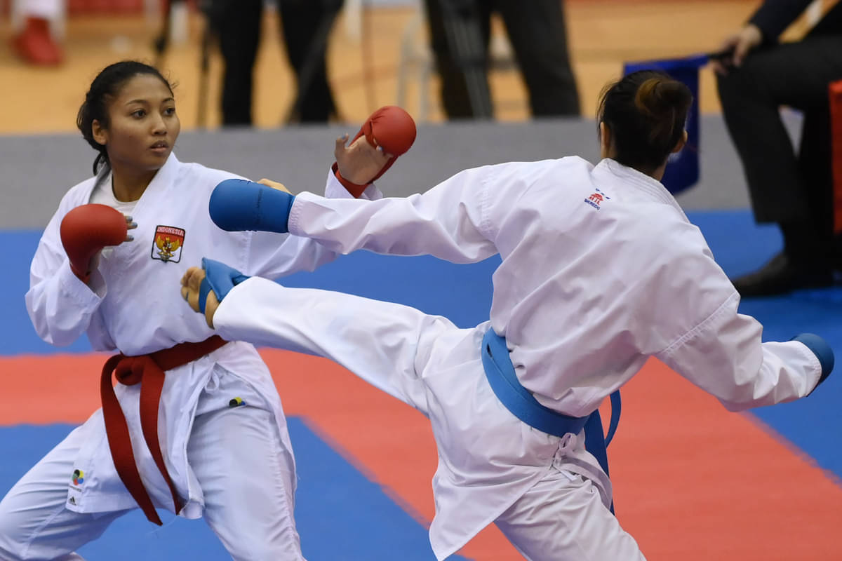 Karateka Indonesia Cok Istri Agung Sanistyarani (kiri).