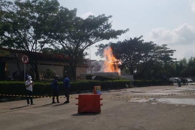 Api masih menyembur keluar dari sumur bor dekat rest area Km 86 B Tol Cikopo–Palimanan atau Cipali.