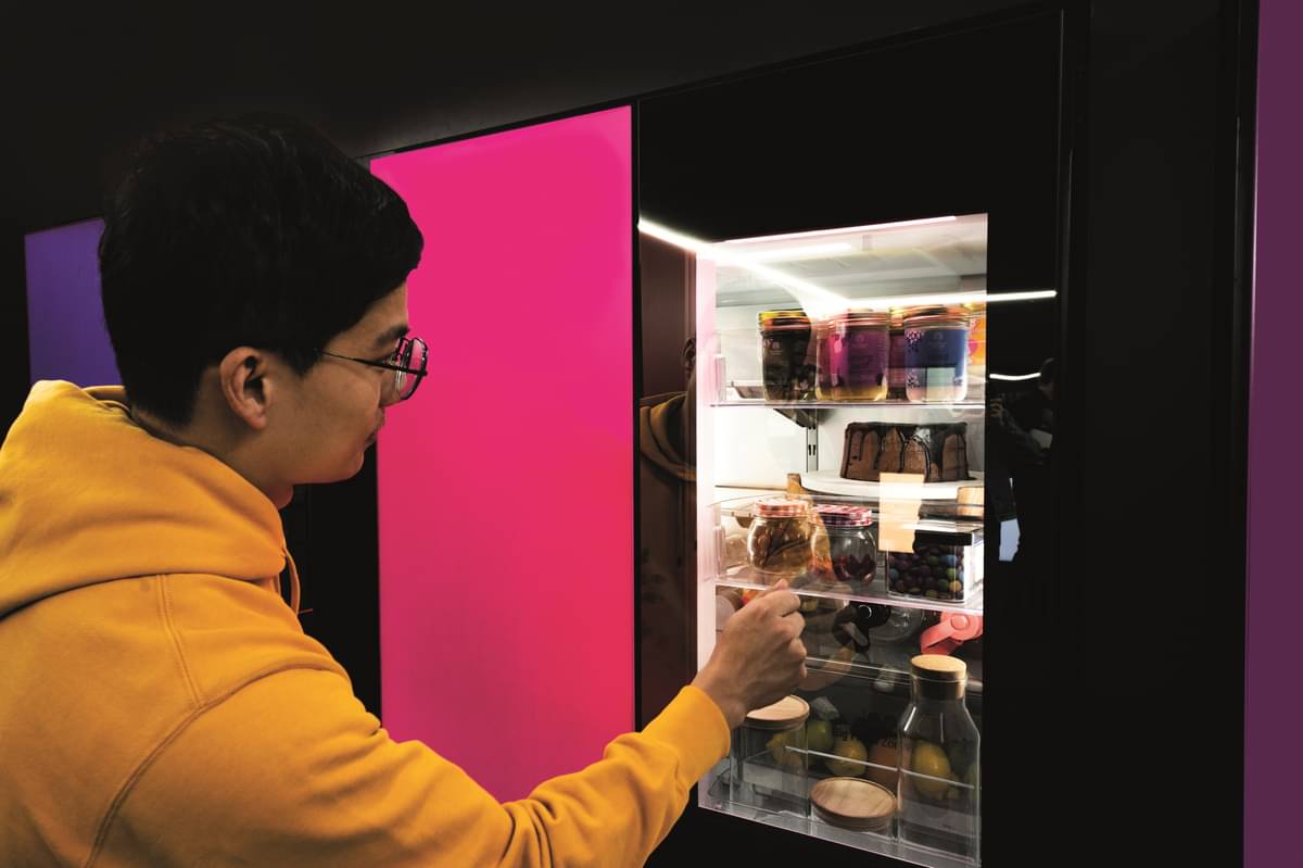 LG akan meluncurkan kulkas uniknya dengan teknologi panel pintu LED yang menampilkan cahaya warna-warni,