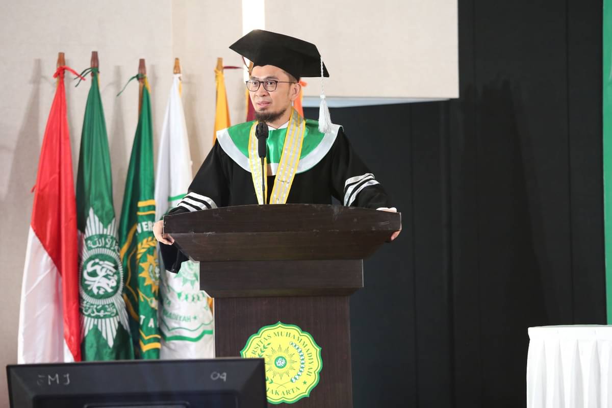 Ustaz Adi Hidayat (UAH) menerima gelar Doktor Honoris Causa dari UMJ.