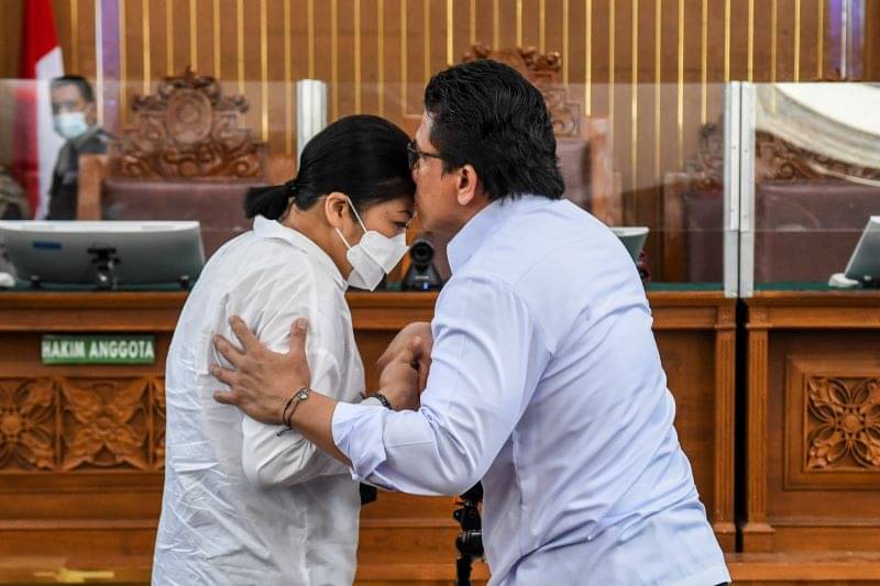 Ferdy Sambo mencium kening Putri Candrawathi