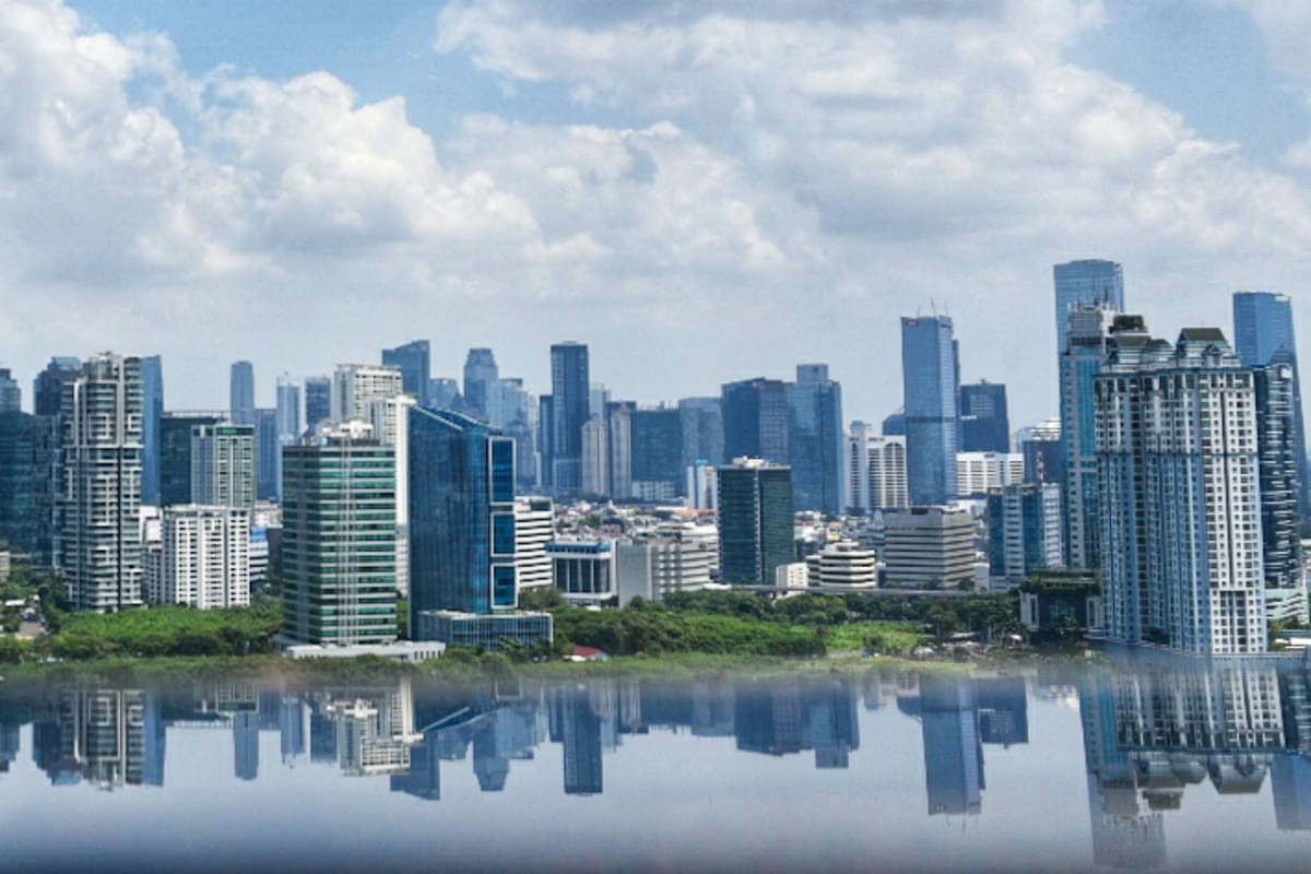 Gedung pencakar langit dan pemukiman warga di kawasan Jakarta, Jumat (21/8/2020).