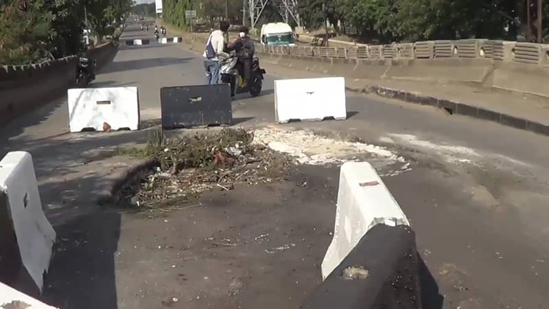 Jembatan akses menuju Marunda ditutup sementara akibat jalan yang amblas.