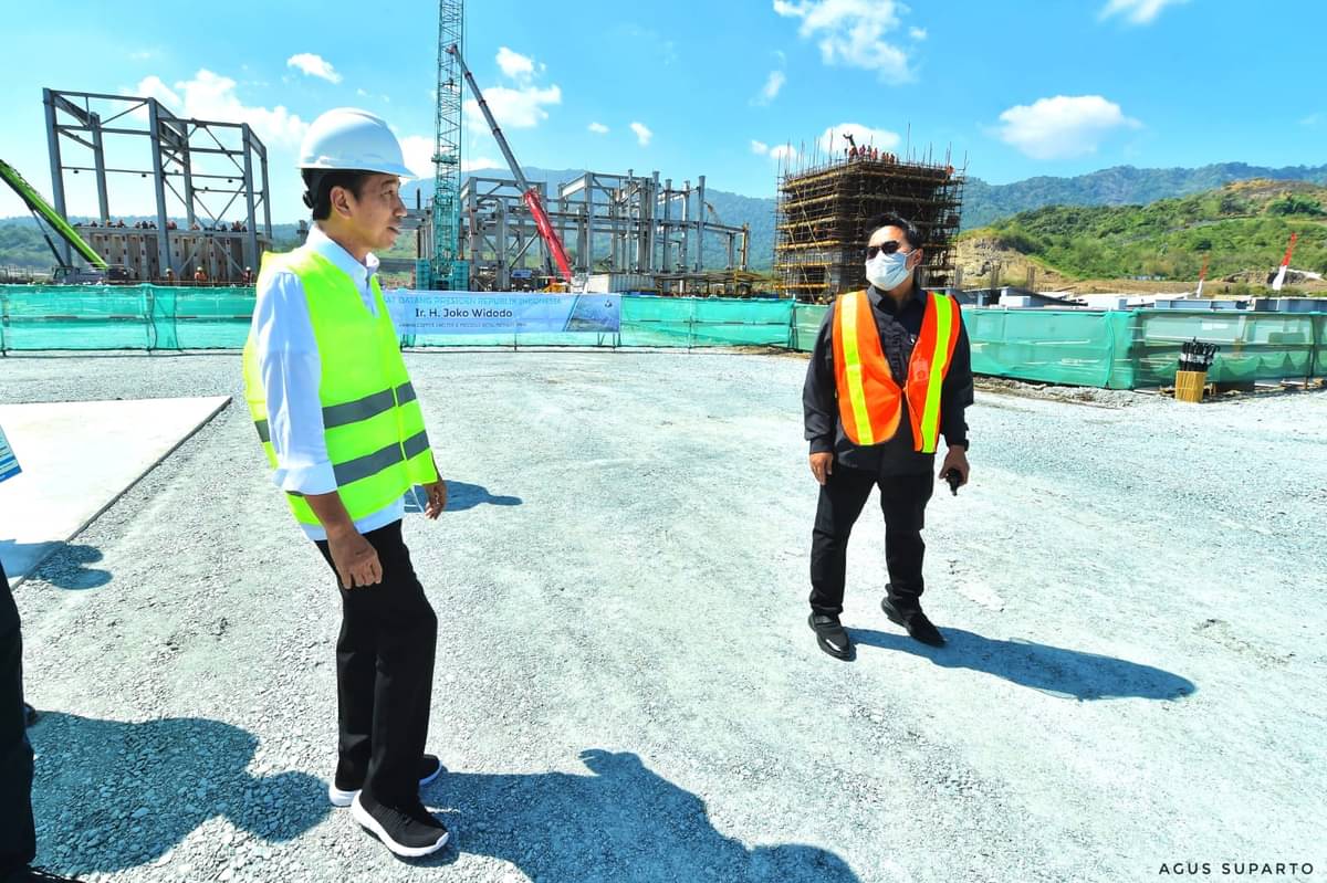 PRESIDEN Joko Widodo meninjau pembangunan proyek smelter di Sumbawa Barat, Nusa Tenggara Barat (NTB), Selasa (20/6).