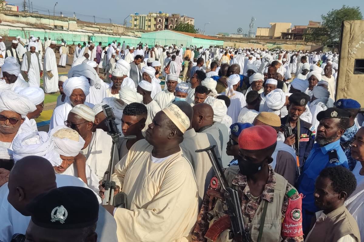 Muslim di Sudan melaksanakan salat Idul Adha pada Rabu (28/6), dengan pengawalan tentara bersenjata.