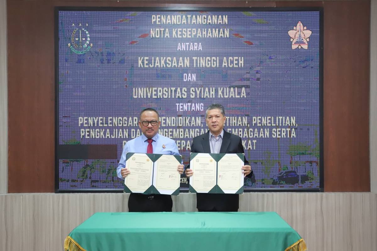  Kajati Aceh Bambang Bachtiar bersama Rektor USK, Prof Marwan memperlihatjan naskah MoU, di Gedung Kajati Aceh, Banda Aceh.