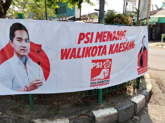Spanduk pencalonan Wali Kota Depok Kaesang Pangarep yang diusung PSI.