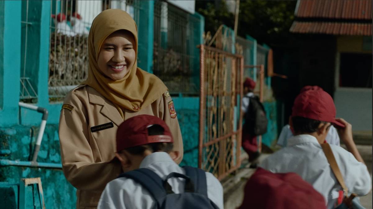 Aktris Shenina Cinnamon berperan sebagai guru SD di film Onde Mande!