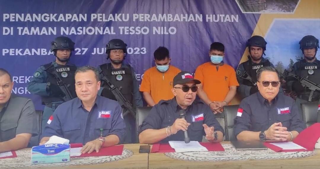 KLHK merilis penangkapan dua tersangka perambah hutan TN Tesso Nilo, Riau.