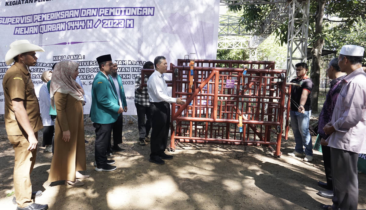 Rektor USK, Prof. Dr. Ir. Marwan menyerahkan alat kerja lapangan SPPHQ 2023
