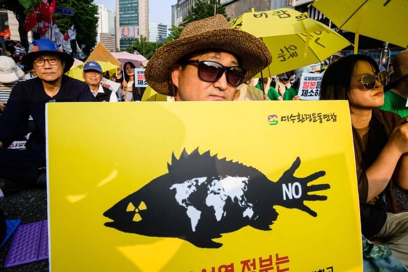 Masyarakat dari negara-negara sekitar Jepang menentang rencana pelepasan air limbah Fukushima ke laut.