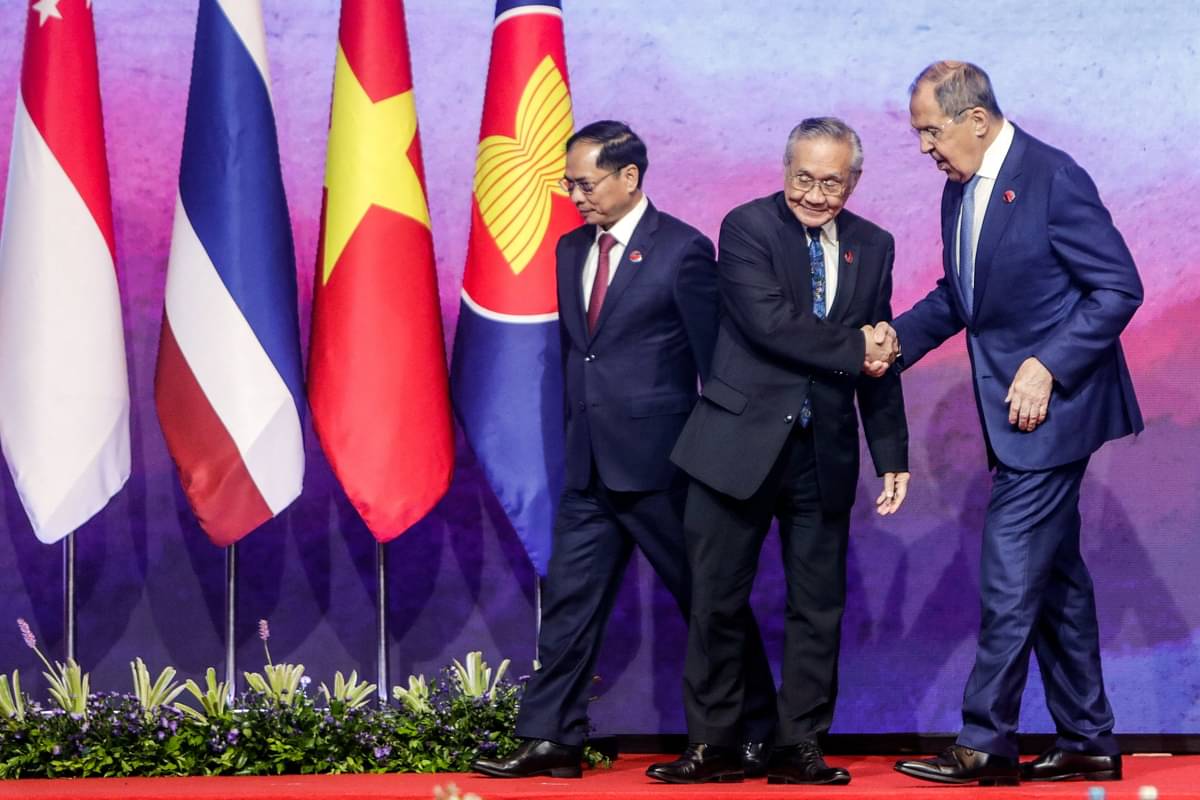 Menlu Rusia Sergei Lavrov (kanan) berjabat tangan dengan Menlu Thailand Don Pramudwinai saat sesi foto di Jakarta, Kamis (13/7).