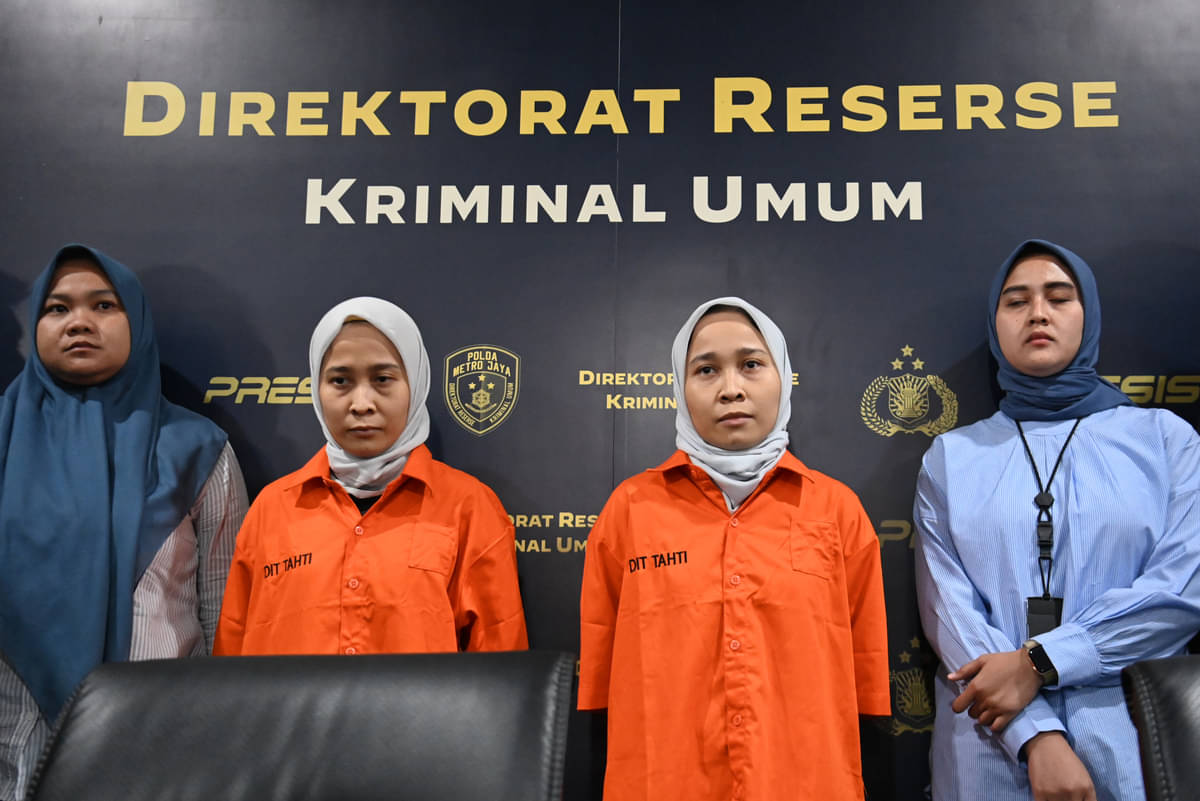 POLDA Metro Jaya menahan 'Si Kembar' Rihana-Rihani, tersangka kasus dugaan penipuan penjualan iPhone.