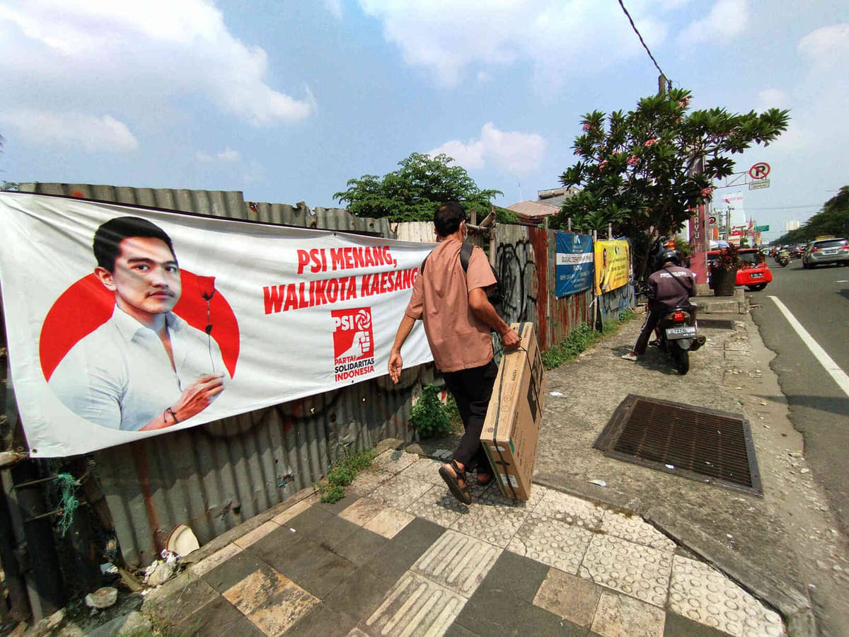 Spanduk bertuliskan PSI Menang, Walikota Kaesang, terpasang di jalan Margonda, Depok.