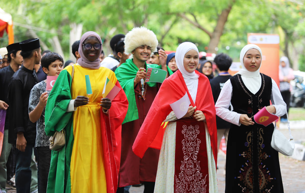 Mahasiswa asing di Universitas Syiah Kuala Aceh melakukan parade pakaian tradisional negara masing-masing